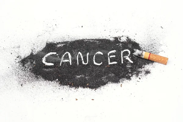 Cendres de cigarette avec mot cancer — Photo