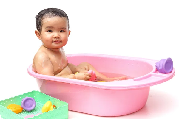 Asiatico bambino prendere un bagno — Foto Stock