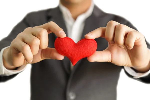 İşadamı kırmızı bir kalp verir