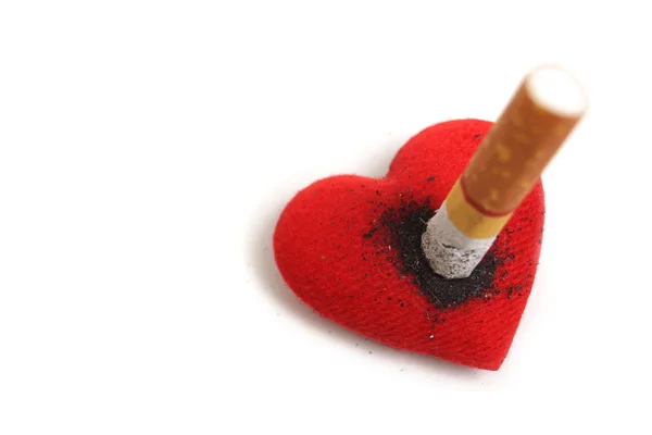 El cigarrillo quemó un corazón rojo sobre blanco — Foto de Stock