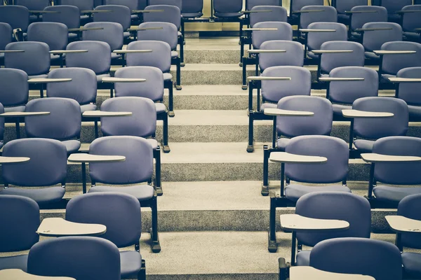 Cadeiras de aula em uma sala de aula — Fotografia de Stock