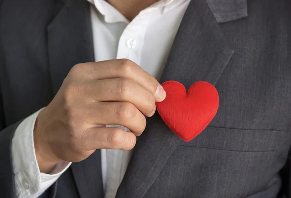 İşadamı kırmızı kalp tutar