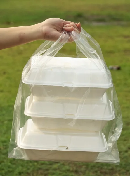 Contenants en mousse dans des sacs en plastique transparent — Photo