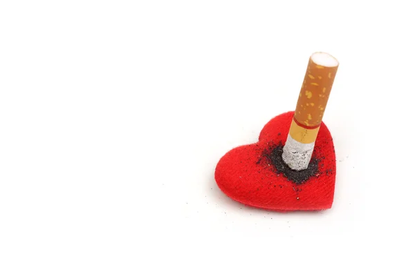 El cigarrillo quemó un corazón rojo sobre blanco — Foto de Stock