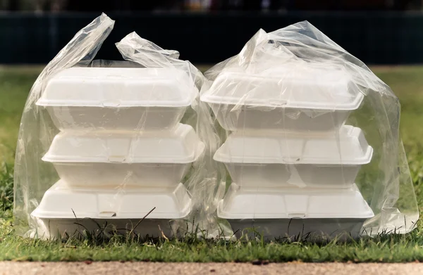 Schuim containers in duidelijke plastic zakken — Stockfoto