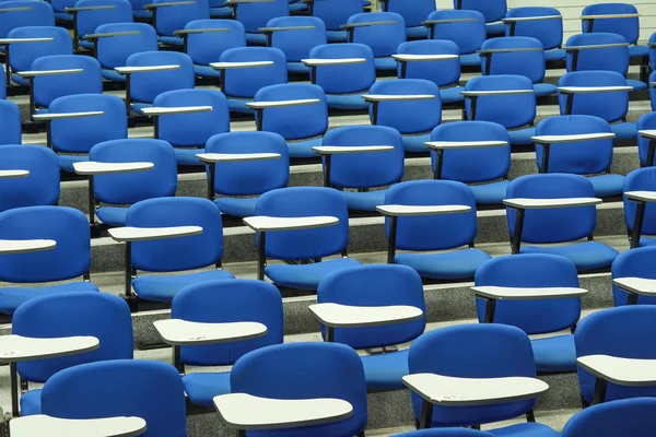 Διάλεξη καρέκλες σε μία αίθουσα τάξης — Φωτογραφία Αρχείου