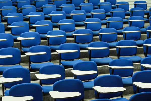 Cadeiras de aula em uma sala de aula — Fotografia de Stock