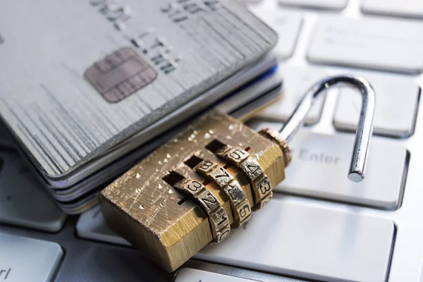 Fecho de segurança desbloqueado e cartões de crédito — Fotografia de Stock