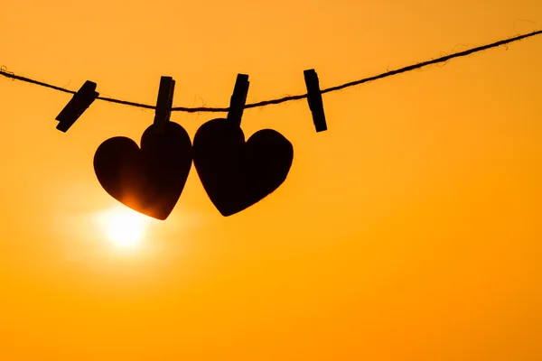 Silhouette di cuori appesi alla corda — Foto Stock