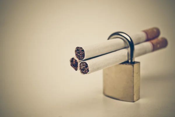 Cigarrillos en un candado de seguridad — Foto de Stock