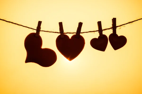 Silueta de corazones colgando de una cuerda — Foto de Stock
