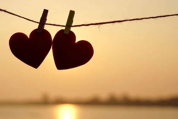 Silhouette di cuori appesi alla corda — Foto Stock