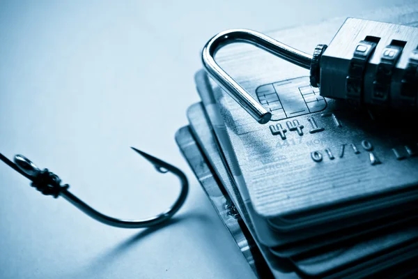 Angelhaken beim Versuch, Kreditkartendaten zu stehlen - Schutz vor Kreditkartendiebstahl — Stockbild Haken, Schloss und Kreditkarten — Stockfoto