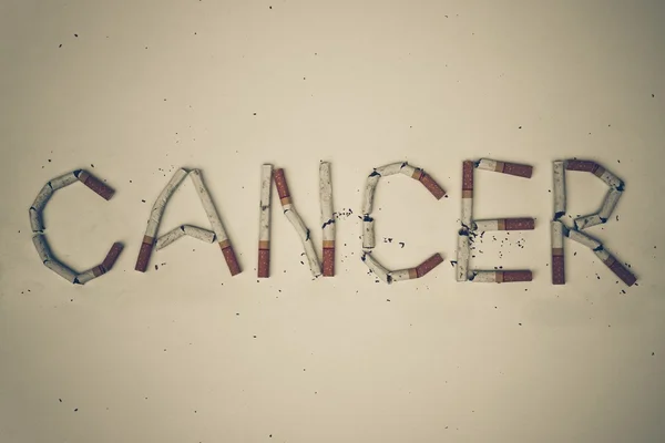 Zigaretten als Wort Krebs arrangiert - Konzept Rauchen aufhören — Stockbild Zigaretten als Wort Krebs arrangiert — Stockfoto