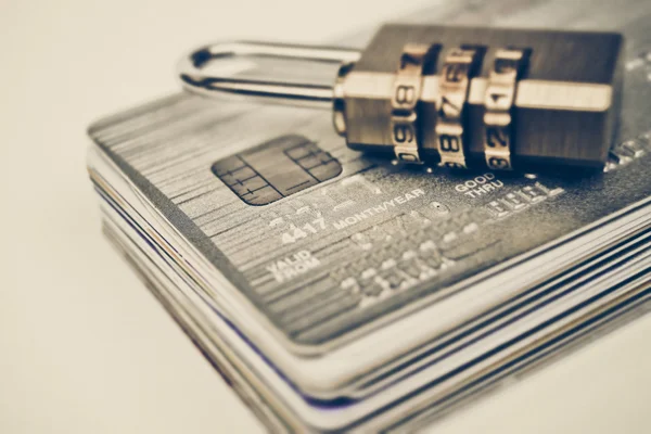 Vergrendelde-beveiligingsslot en credit cards — Stockfoto