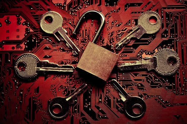 Open lock, printplaat en sleutels — Stockfoto