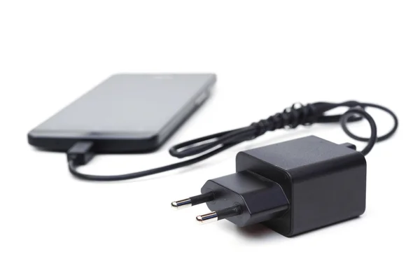 Teléfono móvil y cargador adaptador — Foto de Stock