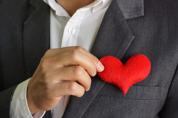 İşadamı kırmızı kalp tutar