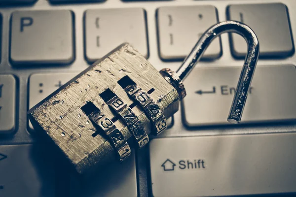 Bloqueio de segurança desbloqueado no teclado — Fotografia de Stock