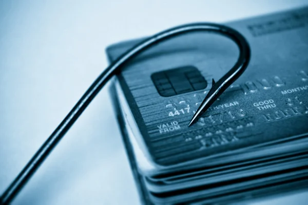 Vis haak op een stapel van credit cards — Stockfoto