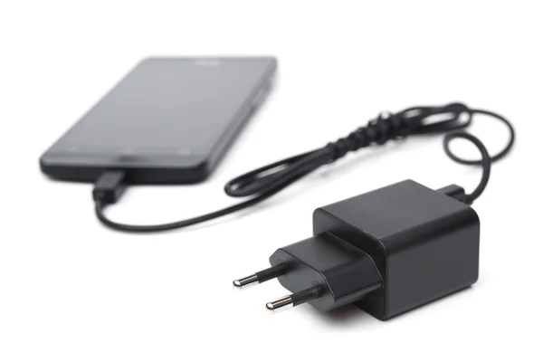 Mobiltelefon és töltő adapter — Stock Fotó