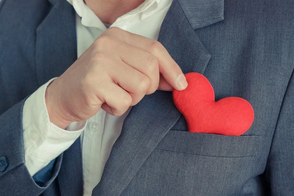 Podnikatel má červené srdce — Stock fotografie
