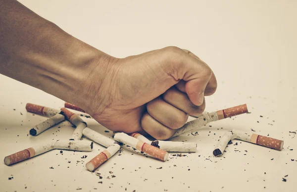 Mano masculina destruyendo cigarrillos — Foto de Stock