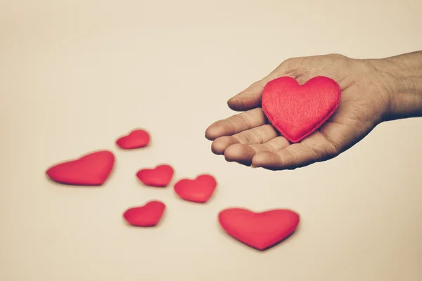 Mână care ține inimile roșii — Fotografie, imagine de stoc