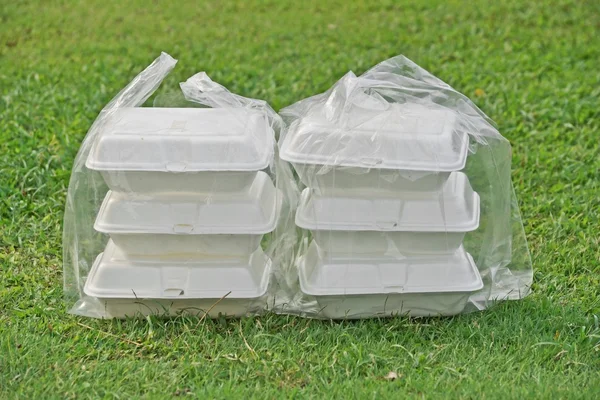 Köpük kaplarda plastik torbalar temizleyin — Stok fotoğraf