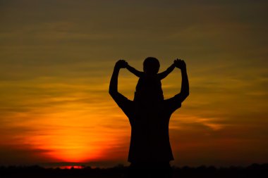 Babasının boynuna oturan oğlu