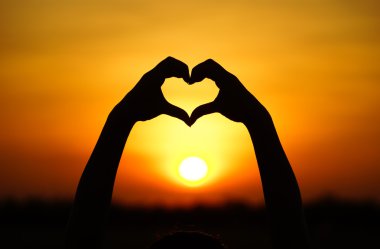 Eller kalp şekli oluşturuyor.