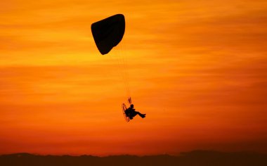 ' De siluet günbatımı arka plan üzerinde