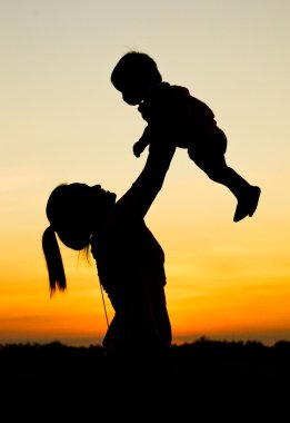 Holding oğlu siluet ile anne