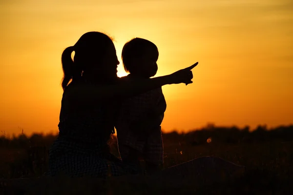 Mutter und Sohn Silhouetten — Stockfoto