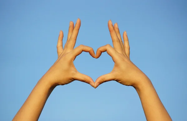 Mãos formando uma forma de coração — Fotografia de Stock