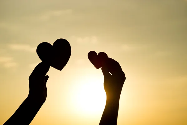 Tartó szívek elleni naplemente kezek — Stock Fotó