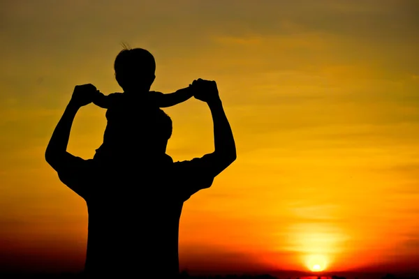 Figlio seduto sul collo del padre — Foto Stock