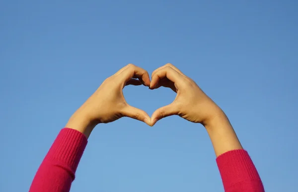 Manos formando una forma de corazón — Foto de Stock