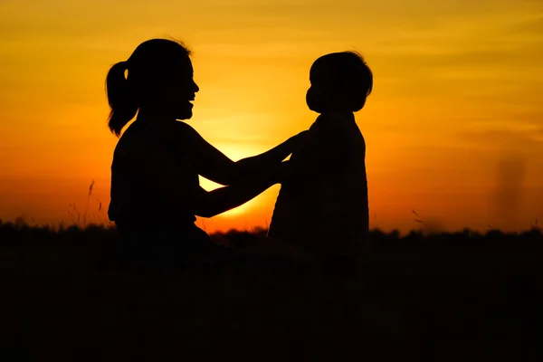 Silhuetas de mãe e filho — Fotografia de Stock