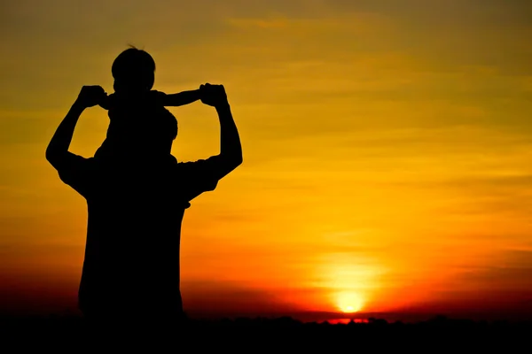 Figlio seduto sul collo del padre — Foto Stock