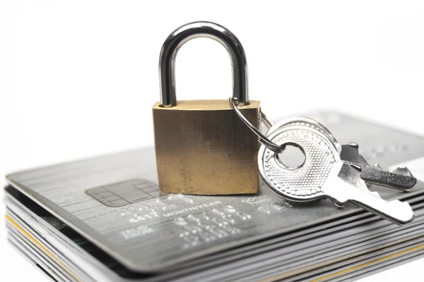 Cartões de crédito sob bloqueio com chaves — Fotografia de Stock