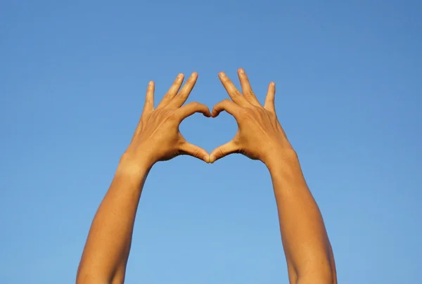 Manos formando una forma de corazón —  Fotos de Stock