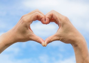 Eller kalp şekli oluşturuyor.