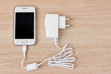 güç banka ve bir şarj cihazı