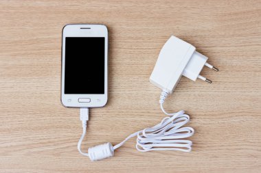 güç banka ve bir şarj cihazı