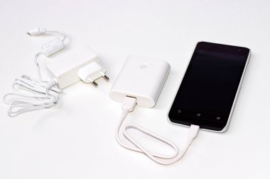 güç banka ve bir şarj cihazı