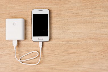 bir güç banka şarj cihazı ile Smartphone