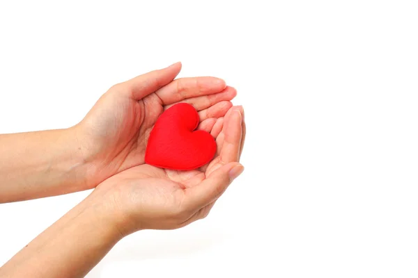 Mãos segurando um coração vermelho — Fotografia de Stock