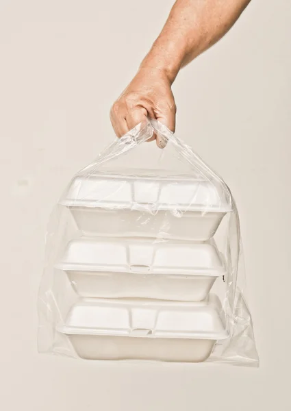 Sosteniendo una bolsa de plástico transparente — Foto de Stock