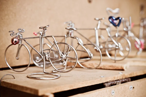 Bicicletas feitas à mão feitas de arame — Fotografia de Stock